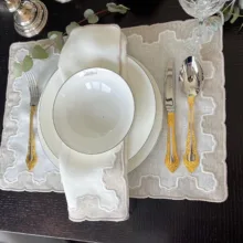 Carina Taş Rengi Aplikeli Keten Amerikan Servis